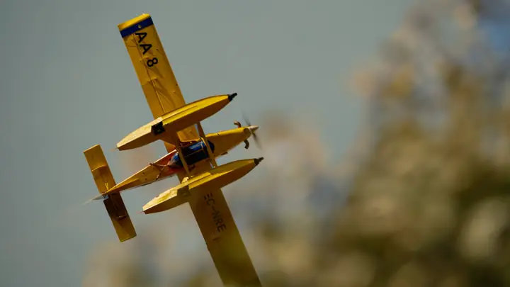 Avioneta anfibia AA8 en viraje