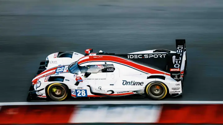 Prototipo LMP2 blanco y rojo en pista con efecto de barrido