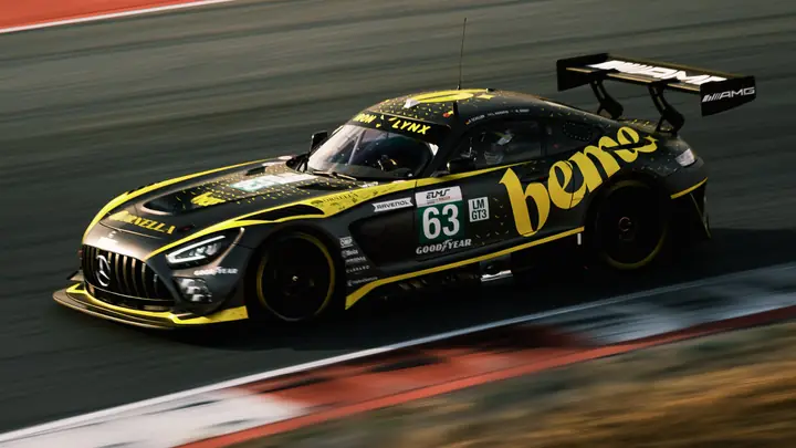 Mercedes-AMG GT3 negro y amarillo número 63 en barrido