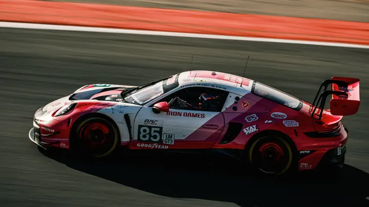 Porsche GT3 rosa y blanco número 85 de Iron Dames, en barrido