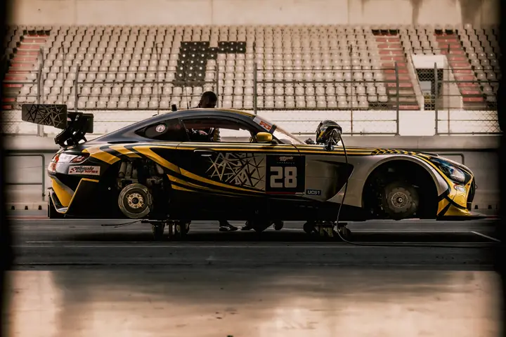 Mercedes-AMG GT3 nº 28 en boxes