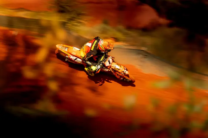 Motocross KTM nº 1 en barrido