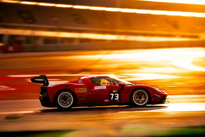 Ferrari 296 GT3 nº 73 al atardecer
