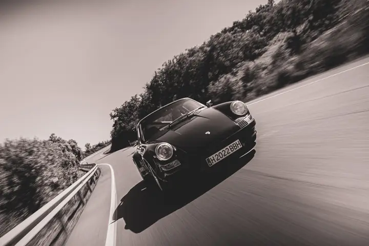 Porsche 911 clásico en carretera