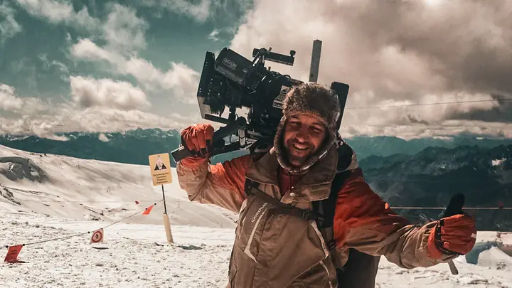 Cámara de cine al hombro en un glaciar
