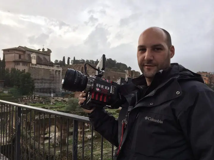 Juan con una cámara RED y óptica de cine en Roma