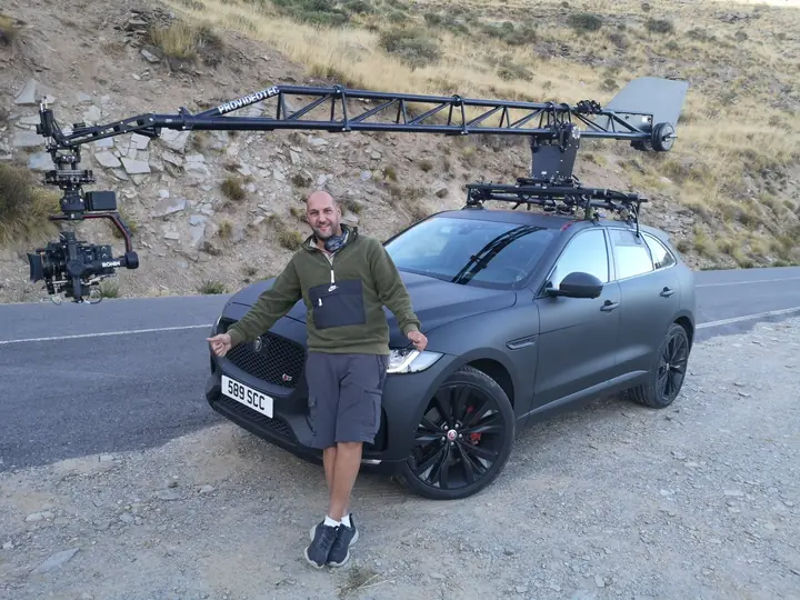 Juan junto a un coche con grúa Provideotec y cámara en gimbal Ronin